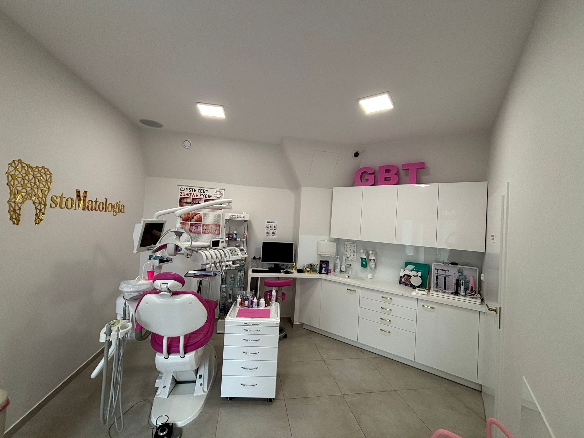 Stanowisko dentystyczne stoMatologia Stanowisko dentystyczne w gabinecie stoMatologia z logo na ścianie
