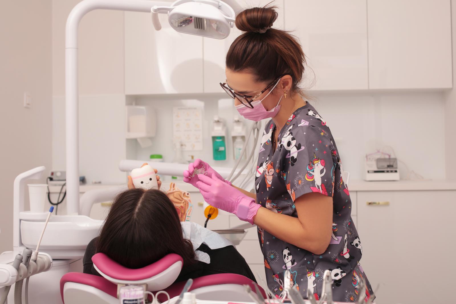 Stomatolog dziecięcy Szczecin Stomatolog dziecięcy w Szczecinie podczas leczenia młodego pacjenta