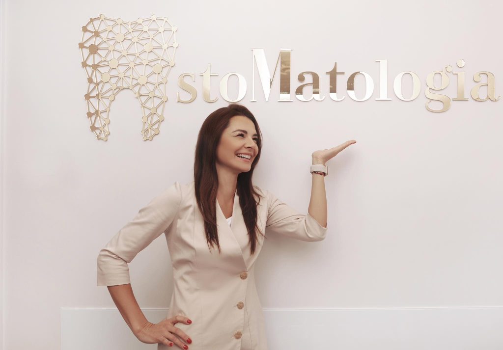 Marlena – właściciel gabinetu stomatologicznego Szczecin Marlena – właściciel gabinetu stomatologicznego w Szczecinie na tle logo